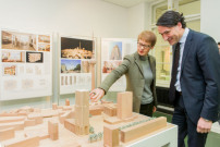Senatsbaudirektorin Regula Lscher und Christian Reschke (Hines Immobilien) neben dem Modell des Gewinners Gehry Partners  