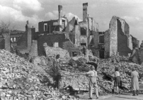 Bild aus der Ausstellung Dessau 1945  Moderne zerstrt, die am 16. Mai 2014 als vorerst letzte von Philipp Oswalt kuratierte Schau erffnet wird (Foto: Henri Cartier-Bresson) 