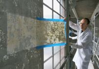 Jorge Otero-Pailos subert eine Wand der Alumix-Fabrik, 2008 