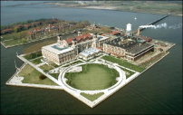 Ellis Island, rechts das Dormitory