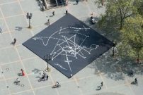 Libeskind erste Skizze zu One Day in Life zeigt eine Karte von Frankfurt. Bis Mitte Juni kann man ber die Dekton-Installation vor der Alten Oper spazieren, Foto: AOF Wonge Bergmann