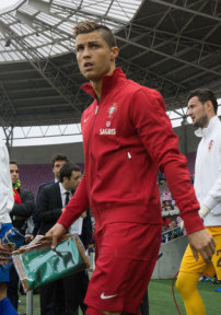 Ronaldos bitterse Trnen. Portugals Superstar weinte erst vor Schmerz - und am Ende dann vor Glck, schreibt der Spiegel heute, Foto: Fanny Schertzer, CC BY-SA 3.0 