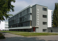 Bauhaus-Gebude in Dessau von Walter Gropius, Foto: Mewes / Gemeinfrei 