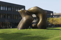 Henry Moore, Large Two Forms, 1966-69/Aufstellung 1979/, Bronze, Vorplatz des ehemaligen Bundeskanzleramtes Bonn, Foto: BBR / Bernd Hiepe 