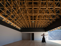 Japanische Holzbaukunst bei einer Bogenschiehalle und einem Boxclub in Tokio 