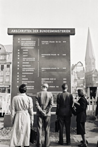 Als man anfing, Demokratie wieder aufzubauen: Brger vor einer Informationstafel zu den Ministerialgebuden im kriegszerstrten Bonn, Foto: Bundesregierung/Georg Munker 
