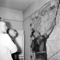 Militrische Lagebesprechung zur Zwangsumsiedlung der algerischen Bevlkerung, 1959 