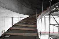 Die Ausfhrung in Ortbeton ermglicht einen fugenlosen konstruktiven bergang von der Treppe zum Zylinder auf der Ausstellungsebene. Marte.Marte Architekten / Jrg Stadler