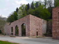 Sattelkammer, historische Sttzmauer und Besucherzentrum (rechts) stehen fr Materialkontinuitt. 