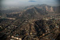 Luftaufnahme von informellen Siedlungen am Fue der Anden in Lima, 2012