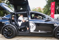 Zeigen was geht: Der Oberklasse-Tesla X im Baunetz-Rallye-Look 