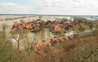 Blick vom Weinberg auf die whrend des Elbehochwassers im Frhjahr 2006 von Elbe und Jeetzel berschwemmte Altstadt von Hitzacker.