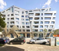 Daniel Libeskind erstes Wohnhaus in Deutschland entstand in Berlin-Mitte unter dem Titel Sapphire. 