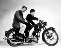 Posieren auf einem Velocette-Motorrad, 1946 