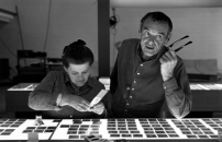 Charles und Ray Eames bei der Dia-Auswahl 