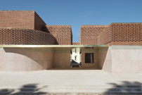 Roter Backstein bestimmt die Fassade des YSL-Museums in Marrakesch. 