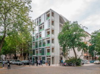 Das Wohnhaus in Berlin-Moabit besetzt eine Baulcke an einem Eckgrundstck. 