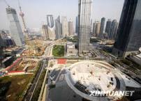 Das Baustellenfoto lsst die Grundrissform des Shanghai Center erkennen. Im Hintergrund ist der Jinmao-Tower zu sehen. (Foto Xinhua)  