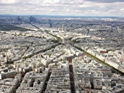 Paris ist eine Stadt mit wenig Hochhäusern - bis auf La Defense, im Bild links oben