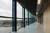 Flure entlang der Glasfassade