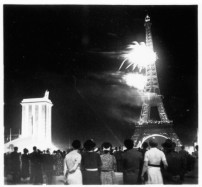 Albert Speer, das Deutsche Haus auf der Weltfachausstellung in Paris (1937). Nachtaufnahme mit Feuerwerk vor dem Eiffelturm, 1937