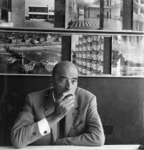 Hugh Maaskant 1962 in seinem Arbeitszimmer  