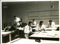 Paul Klopfer, Direktor der Groherzogl. Schs. Baugewerkenschule zu Weimar mit Schlern, im Vordergrund rechts Ernst Neufert  