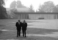 Egon Bahr und Michael Kohl während der innerdeutschen Verhandlungen im Oktober 1972 bei einem Spaziergang im Park des Bundeskanzleramtes. Im Hintergrund der Kanzlerbungalow   