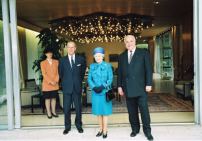Bundeskanzler Helmut Kohl empfngt die britische Knigin und Prinz Philip vor dem Kanzlerbungalow, 1992 