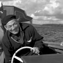 Alvar Aalto auf seinem Boot Nemo Propheta in den 1960er Jahren  