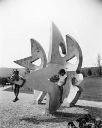 Betonplastik Trias von Elsy Blom, Freizeitanlage Bachwiesen, 1961