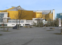 Blick ber den geplanten Standort zu Scharouns Philharmonie, Foto: Michael Day / flickr / CC BY-NC 2.0