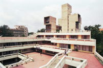 Visvesvaraya Center in Bangalore von Charles Correa, 1974–80, Foto: Addison Godel 