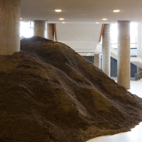 Lara Almarcegui: Berlin Excavation 2015, Installation, 400 Kubikmeter Erde, mit freundlicher Genehmigung der Knstlerin, Foto: Jens Liebchen