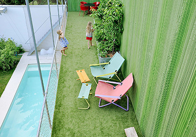 Der grozgige Balkon verluft ber die gesamte Fassade und zieht sich noch an einer angrenzenden Hauswand entlang.