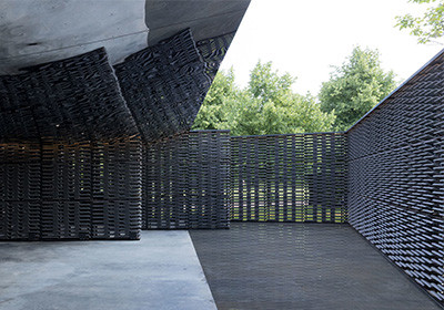Für den diesjährigen Serpentine Pavillon stapelte Frida Escobedo Betondachplatten aufeinander.