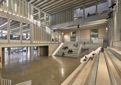 Blick von Nordosten, im Vordergrund der Turm der Surrey County Hall