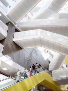 Das Unigebude in Utrecht von Schmidt Hammer Lassen treppt zu einer Seite hin ab ...