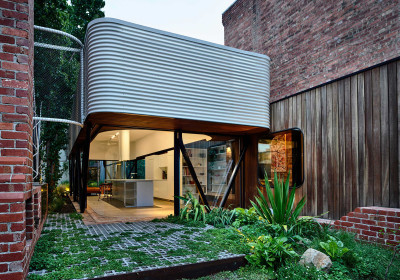Im Melbourner Stadteil Fitzroy haben Austin Maynard Architects ein Wohnhaus für eine vierköpfige Familie erweitert.