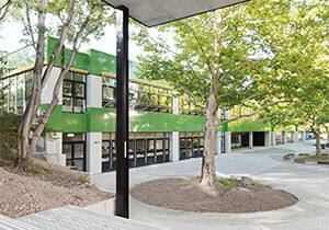 Maigrün: Die sanierte Fassade behält das Grün des Ursprungsbaus bei.