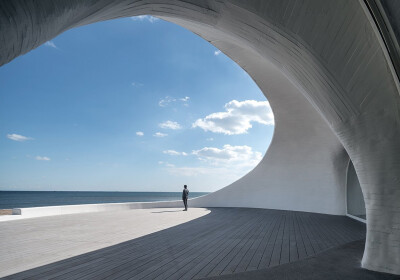 Blick aus der Betonhhle zum offenen Meer: das Dune Art Museum von OPEN Architecture.