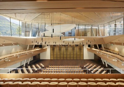 Die Schweizer Alpenkommune Andermatt hat ein Konzerthaus nach einem Entwurf von Seilern Architects bekommen.