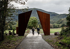 Die Route beginnt in Rosheim mit einem Pavillon aus gebogenen Cortenstahl, dessen Formen ein Labyrinth nachbilden.