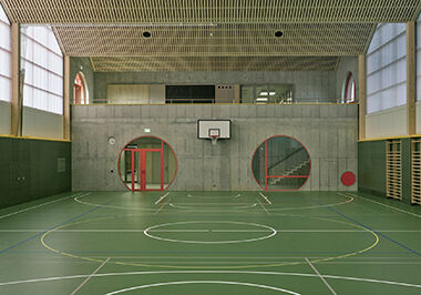 Ergnzter Schultrakt und Turnhalle