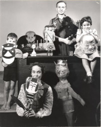 Alexander Girard und seine Familie posieren mit Objekten aus seiner Folk Art Kollektion, 1952, © Ezra Stoller, Estostock, Foto: Ezra Stoller
