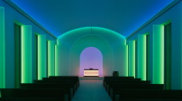 Sanierung Trauerkapelle von Nedelykov Moreira Architekten mit Lichtinstallation von James Turrelll  
