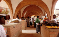 Zentraler Markt in Koudougou von Laurent Séchaud und Pierre Jequier 