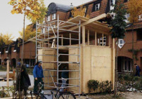 Bau der Fahrradwerkstatt am Lucius-Burckhardt-Platz in Kassel, 1996, Foto: Archiv Fahrradwerkstatt des AStA Kassel