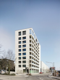 Finalist: Generalsanierung und Aufstockung eines Wohnhochhauses in Pforzheim von Freivogel Mayer Architekten, Foto: Dietmar Strauß 