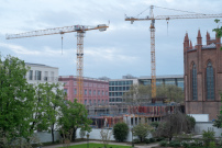 Ein Gerüst mit Plane markiert seit 2004 das Grundstück der Bauakademie in Berlin.  